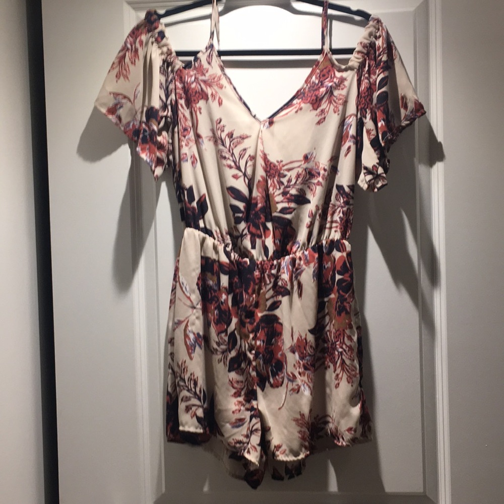 🎉 HP! 🌸 gorgeous cold-shoulder romper.